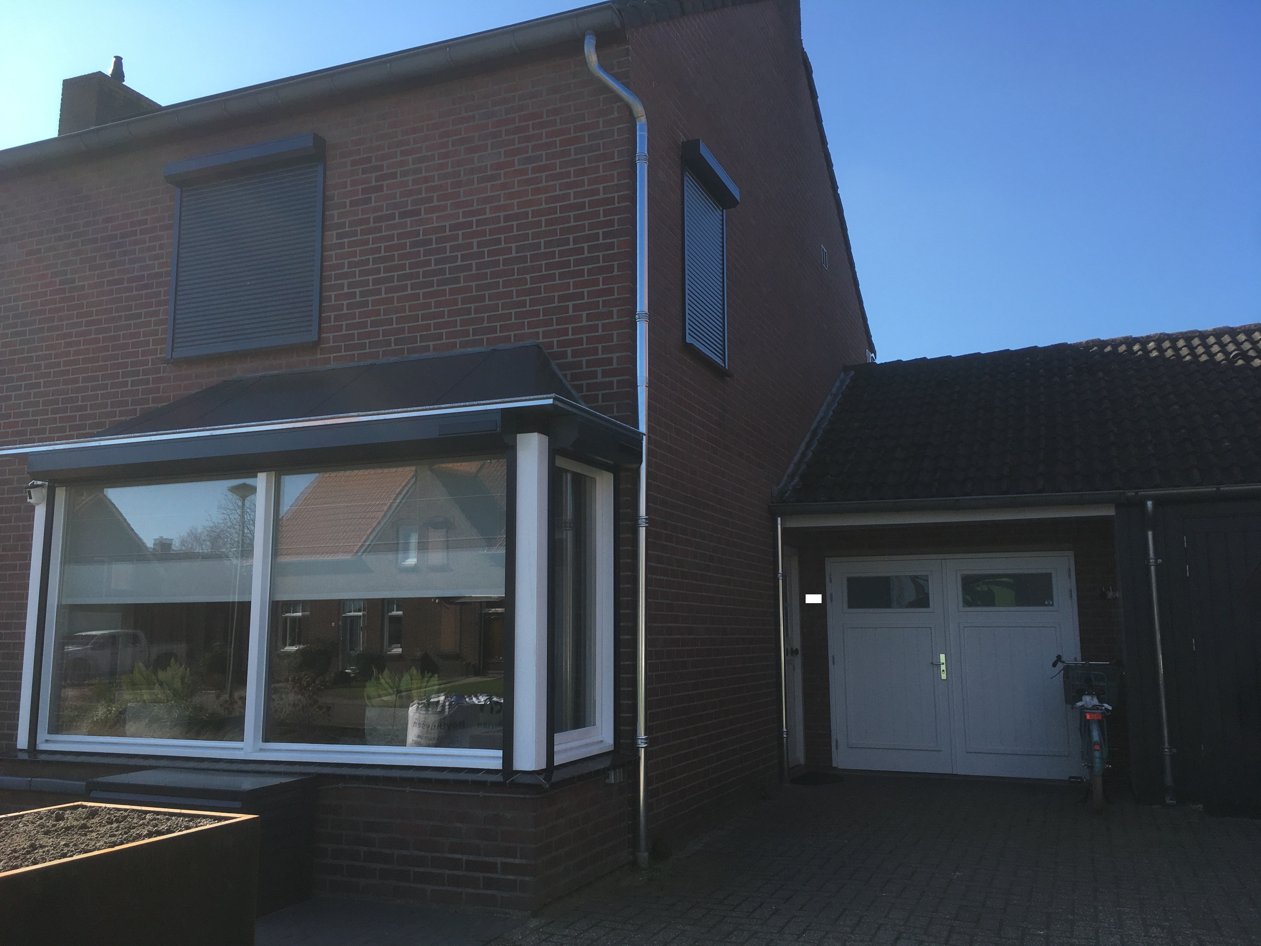 Na: opgeleverde erker en ��n van de hemelwaterafvoerbuizen